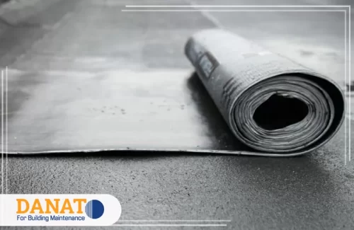 العزل المائي في أبوظبي 0545248958 شركة دانات اللؤلؤ مادة العزل التي تستخدم في عملية عزل الأسطح من الرطوبة، وهي جزء أساسي من خدمات العزل المائي في أبوظبي. هذا النوع من العزل يعتبر من الحلول الفعّالة للحد من تأثير الرطوبة على الأسطح