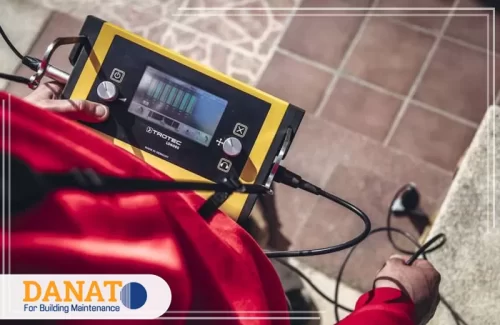 أسباب تسرب المياه في عجمان فني يستخدم جهاز كشف إلكتروني لتحديد موضع التسرب. خلاصة أسباب تسرب المياه في عجمان: تآكل المواسير بسبب الملوحة، ضغط مرتفع، تمديدات قديمة أو غير محكمة، ضعف العزل، تشققات الخرسانة