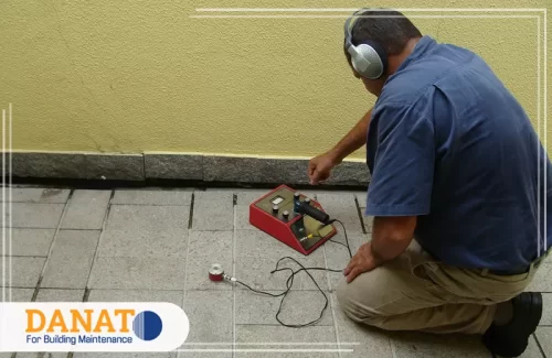شركات كشف تسربات المياه المعتمدة في عجمان فنّيًا يستخدم جهازًا صوتيًا غير هدمي لتحديد موضع تسرب قرب جدار، وهي طريقة تعتمدها شركات كشف تسربات المياه المعتمدة في عجمان لتحديد الخلل بسرعة دون إتلاف التشطيبات