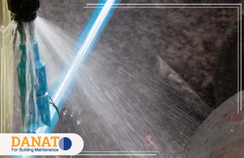 افضل شركة كشف تسربات المياه في عجمان تُظهر رذاذ ماء قوي من أنبوب أزرق يكشف تسربًا واضحًا، ما يؤكد مخاطر الإهمال على المواسير والخزانات. الحل هو الاستعانة بـ افضل شركة كشف تسربات المياه في عجمان لاستخدام أجهزة دقيقة وتحديد المصدر وإصلاحه بسرعة دون تكسير.