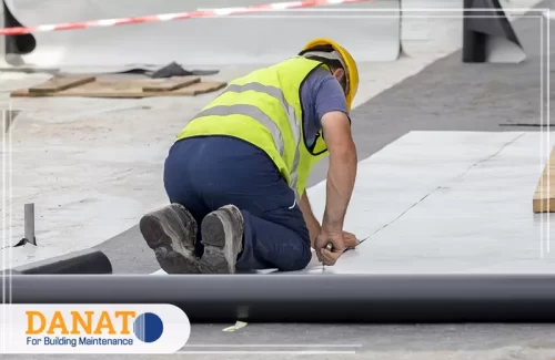 ترتيب طبقات عزل الاسطح في العين عاملًا في موقع البناء وهو يقوم بتركيب طبقات العزل للأسطح. هذه الخطوة أساسية لحماية المباني من العوامل البيئية مثل الحرارة والماء. بالنسبة ترتيب طبقات عزل الاسطح في العين