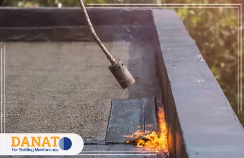 عزل اسطح المباني في العين عملية تطبيق العزل الأسطح باستخدام الشعلة، حيث يتم تسخين المادة العازلة لتثبيتها على السطح. تعتبر هذه التقنية الأكثر فعالية عزل اسطح المباني في العين ضد العوامل الجوية والتسربات المائية