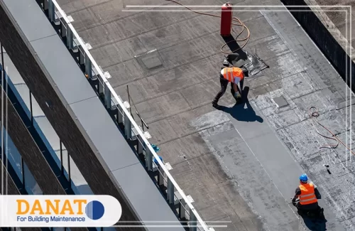 عزل الاسطح الصاج في العين عمالاً وهم يقومون بأعمال صيانة على سطح المبنى، حيث يعملون على تركيب العزل باستخدام مواد متخصصة. يمثل هذا النوع من الأعمال جزءًا من خدمات عزل الاسطح الصاج في العين