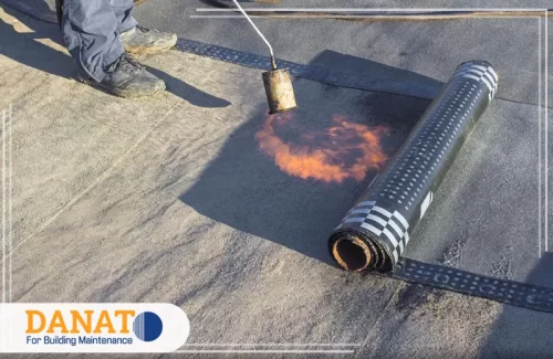 عزل الاسطح بالبيتومين في العين عملية تركيب عزل الأسطح باستخدام مادة البيتومين في العين، حيث يقوم الفني باستخدام شعلة لحرارة الأسطح المخصصة. يتم عزل الاسطح بالبيتومين في العين لضمان حماية الأسطح من تسرب المياه والرطوبة