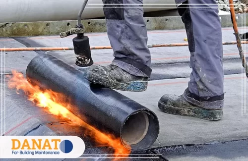 عازل حراري للاسطح في العين عملية تركيب عازل حراري للاسطح في العين باستخدام الحرارة لتثبيت المادة العازلة. هذا النوع من العزل يستخدم لحماية الأسطح من الحرارة الشديدة، ويعد من الحلول المثالية للمباني في العين