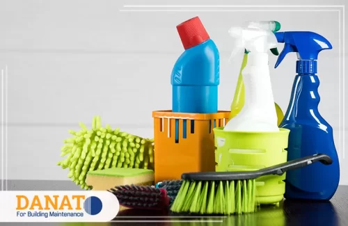 شركة تنظيف فلل في العين مجموعة من أدوات التنظيف المتنوعة مثل زجاجات المنظفات والفرش والمماسح، التي تُستخدم لضمان نظافة المنزل. إذا كنت تبحث عن خدمة تنظيف فلل في العين