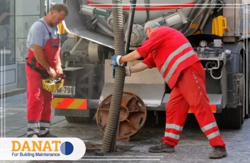 تسليك مجاري الحمام في دبي فريقًا من الفنيين أثناء عملهم في تسليك المجاري باستخدام معدات متخصصة. يتم التركيز على تنظيف وتفريغ الأنابيب باستخدام آلة ضخمة، مما يسهم في توفير حل سريع وفعال لمشكلة انسداد المجاري، مثل تسليك مجاري الحمام في دبي