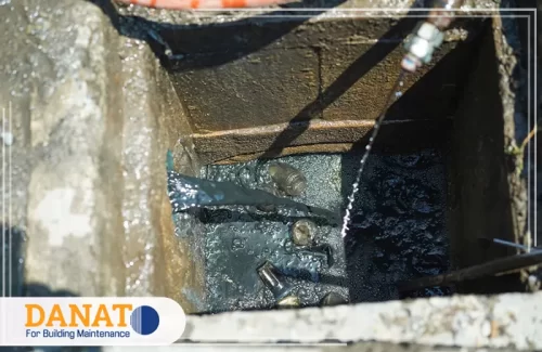 تسليك المجاري بالاسيد في دبي تسليك المجاري باستخدام أسيد في دبي. المياه الملوثة تتدفق من خلال الأنابيب في صندوق التصريف، مما يعكس الحاجة لتقنيات قوية لضمان تدفق المياه بشكل سليم. تتضمن هذه العملية استخدام الأسيد لتفكيك الانسدادات