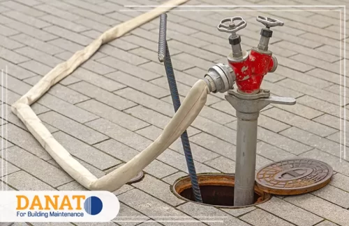 فتح مجاري في دبي معدات لفتح المجاري في دبي، حيث يتم استخدام خرطوم متصل بصنبور خاص لتفريغ المياه. هذا النوع من الأدوات ضروري لخدمات فتح المجاري والتأكد من عدم وجود انسدادات في الشبكات