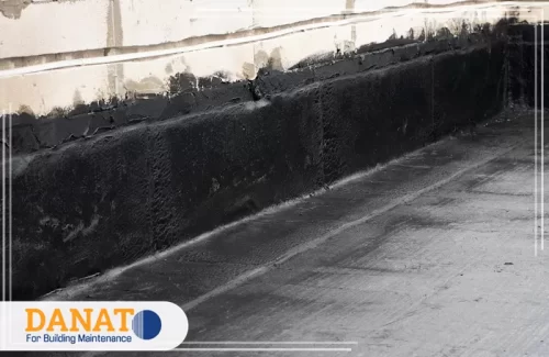 عزل اسطح المنازل في دبي 0545248958 شركة دانات اللؤلؤ تظهر عملية تطبيق عزل الأسطح باستخدام مواد قوية لتحمي الجدران من الرطوبة في دبي. يُستخدم هذا النوع من العزل لتجنب تسرب المياه وعزل اسطح المنازل في دبي من التأثيرات السلبية للرطوبة على الأسطح