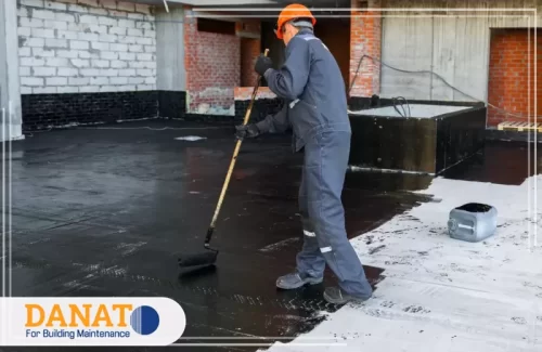 عزل ايبوكسي في الفجيرة 0545248958 شركة دانات اللؤلؤ طلاء سطح خرساني بطبقة إيبوكسية لامعة باستخدام رولة طويلة بعد تجهيز السطح وسد الفواصل لضمان الالتصاق، وهو نموذج لخدمة عزل ايبوكسي في الفجيرة المنفذة باحتراف لتحقيق عزل متين وطويل الأمد.