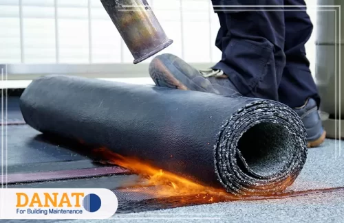 عزل الاسطح من الرطوبة في الفجيرة 0545248958 شركة دانات اللؤلؤ تركيب مادة عازلة للأسطح باستخدام الحرارة لضمان التصاق المادة بشكل محكم. هذه الطريقة تعد من أبرز تقنيات عزل الأسطح من الرطوبة في الفجيرة، حيث توفر حماية فعالة ضد تسربات المياه