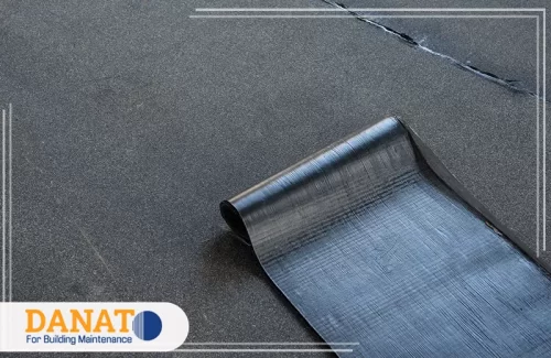 عزل اسطح وخزانات في الفجيرة 0545248958 شركة دانات اللؤلؤ لفة من مادة عزل الأسطح التي يتم استخدامها لمنع تسرب المياه والرطوبة. هذه المادة تعمل كحاجز فعال لحماية الأسطح من التأثيرات البيئية. يمكن استخدام هذا النوع من العزل في الفجيرة بشكل فعال لحماية