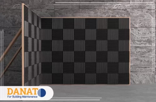 أفضل شركة عزل صوت في الفجيرة تظهر جدارًا مغطى بألواح عزل صوتي مع تصميم متدرج يحتوي على ألواح بألوان متباينة، مما يعكس التزامًا بتقنيات العزل الصوتي المتقدمة. إذا كنت تبحث عن أفضل شركة عزل صوت في الفجيرة