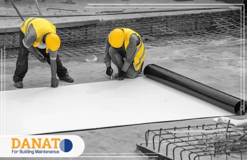 عزل الاسطح الصاج في راس الخيمة 0545248958 شركة دانات اللؤلؤ فريقًا من العمال وهم يقومون بتركيب طبقة من العزل على الأسطح باستخدام مواد خاصة. يُظهر العمل الجاد والدقيق في مجال عزل الاسطح الصاج في راس الخيمة، خصوصًا الأسطح الصاجية