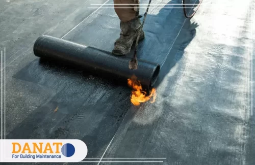 فني عزل اسطح في رأس الخيمة 0545248958 شركة دانات اللؤلؤ فنيًا يقوم بتركيب عزل للأسطح باستخدام الأسطوانة المملوءة بالمواد المشتعلة، حيث يتم تطبيق العزل المائي أو الحراري. يمكن اعتبار هذا العمل من مهام فني عزل أسطح محترف في رأس الخيمة