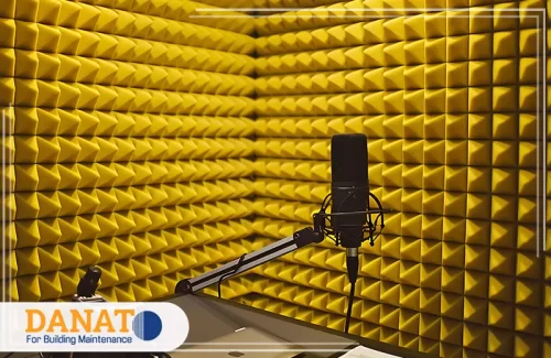 عزل صوت للغرف في رأس الخيمة غرفة مجهزة بعوازل صوتية فاخرة على الجدران، مما يضمن تقليل الضوضاء بشكل فعال وتحسين جودة الصوت داخل الغرفة. إذا كنت تبحث عن أفضل خدمات عزل صوت للغرف في رأس الخيمة