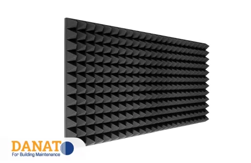 أفضل شركة عزل صوت في رأس الخيمة تظهر لوح عزل صوتي مغطى بمادة إسفنجية بلون أسود وبترتيب هرمي مميز. هذه الألواح مصممة لتحسين خصائص الصوت في الغرف أو الاستوديوهات. إذا كنت تبحث عن أفضل شركة عزل صوت في رأس الخيمة