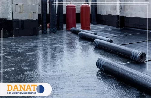 عزل مائي للأسطح المبلطة في راس الخيمة 0545248958 شركة دانات اللؤلؤ تركيب مواد عزل مائي للأسطح المبلطة في راس الخيمة باستخدام لفائف عزل في أحد المواقع. يتم استخدام معدات متخصصة لضمان إتمام العزل بشكل فعال وآمن، حيث يتم توزيع الأسطح المبلطة بعناية مع المواد العازلة.