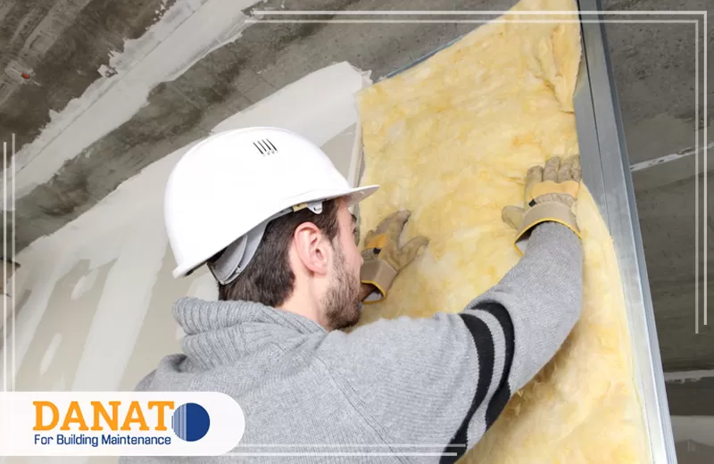 افضل شركة عزل صوت في ابوظبي دانات اللؤلؤ 0545248958 شخص يقوم بتركيب عازل في إطار مشروع بناء، مما يعكس دوره في تحسين العزل الصوتي أو الحراري للمكان.