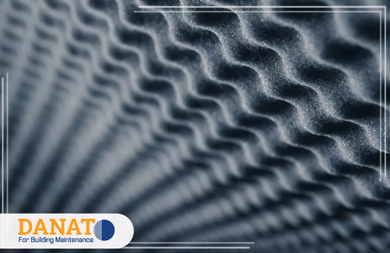 عازل صوت للنوافذ في ابوظبي دانات اللؤلؤ 0545248958 سطح عازل صوتي متموج بابوظبي، تُظهر تفاصيل تصميمه. تعبر عن الجودة والفعالية في تحسين العزل الصوتي في المباني.