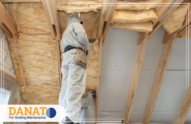 ارخص عزل صوت في ابوظبي دانات اللؤلؤ 0545248958 يعملان عمال الشركة على تركيب عزل حراري في سقف مبنى، مما يعكس التزامهما بتحسين الكفاءة الطاقية والراحة داخل المبنى.