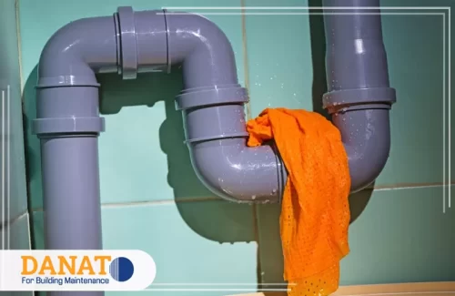 كشف تسربات المياه مجانا في ام القيوين تُظهر الصورة تسربًا واضحًا من أنبوب صرف، ما قد يسبب أضرارًا كبيرة. وتقدم شركة دانات خدمة كشف تسربات المياه مجانًا في أم القيوين باستخدام تقنيات حديثة لحل المشكلة بسرعة وفعالية.