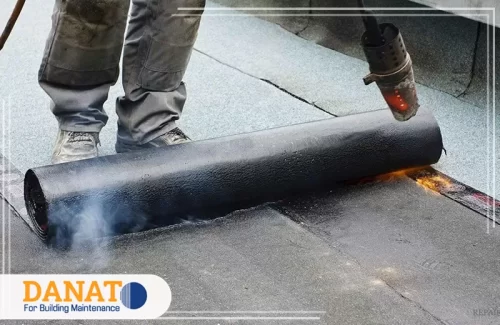 عزل اسطح فلل ام القيوين 0545248958 شركة دانات اللؤلؤ فنيًا يعمل على تركيب عزل أسطح باستخدام مادة البيتومين. يتم تسخين المادة باستخدام شعلة ليلتصق عزل اسطح فلل ام القيوين بشكل محكم وفعال. هذه العملية تعتبر من أفضل طرق العزل