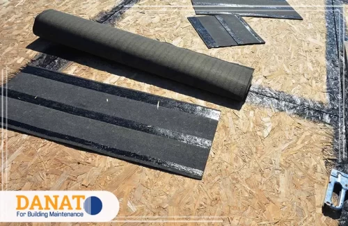 عزل الاسطح بالفوم في ام القيوين 0545248958 شركة دانات اللؤلؤ تركيب مواد عزل للأسطح باستخدام الفوم، حيث يتم وضع شرائح عزل فوم على السطح الخشبي لضمان الحماية من الرطوبة والتسربات. عملية عزل الاسطح بالفوم في ام القيوين تعد من الحلول الفعالة لحماية المباني