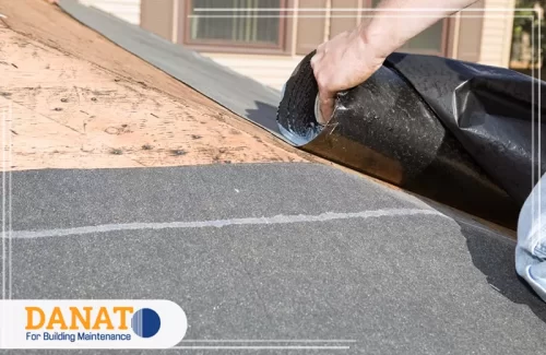 مقاول صيانة وترميم اسطح ام القيوين 0545248958 شركة دانات اللؤلؤ مقاول صيانة وترميم اسطح ام القيوين وبتركيب مادة عزل الأسطح على أحد المباني باستخدام تقنيات متقدمة لضمان حماية الأسطح من العوامل الخارجية. يشير العمل إلى أهمية العزل المائي والحراري في الحفاظ على سلامة المباني.