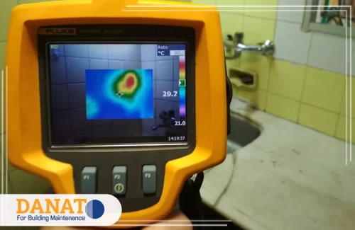 فحص شبكات الصرف الصحي في ام القيوين كشف حراري يُستخدم لتحديد مواقع تسربات المياه داخل الجدران أو الأرضيات بدقة عالية، مما يدل على وجود تغير حراري يُحتمل أن يكون ناتجًا عن تسرب مائي خلف البلاط. هذه التقنية تُستخدم في فحص شبكات الصرف الصحي في أم القيوين