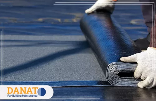 أفضل شركة عزل اسطح في ام القيوين 0545248958 شركة دانات اللؤلؤ تركيب لفائف عزل الأسطح باستخدام مواد متخصصة، حيث يظهر العامل وهو يضع العازل على سطح البناء. إذا كنت تبحث عن أفضل شركة عزل أسطح في أم القيوين، تقدم شركة دانات اللؤلؤ خدمات عزل الأسطح باستخدام أحدث التقنيات