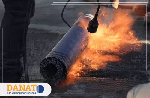 عزل الاسطح كومبو بام القيوين 0545248958 شركة دانات اللؤلؤ عملية تركيب عزل الأسطح باستخدام مواد مخصصة، حيث يتم تطبيق الحرارة على اللفائف العازلة باستخدام شعلة لضمان التصاقها بشكل محكم، مما يزيد من عمر المبنى. إذا كنت تبحث عن خدمات عزل الأسطح في أم القيوين