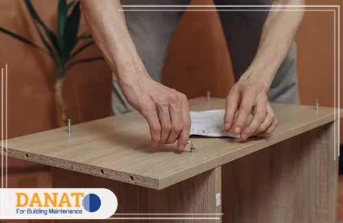 فني فك وتركيب اثاث في عجمان 0545248958 دانات اللؤلؤ فني يثبت مسامير الأثاث الخشبي بدقة ضمن خدمات شركة فك وتركيب اثاث في عجمان.