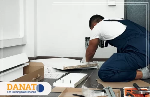 فني شركة فك وتركيب اثاث في الشارقة 0545248958 دانات اللؤلؤ تركيب ألواح الأثاث باستخدام الدريل باحتراف مع شركة فك وتركيب اثاث في الشارقة.