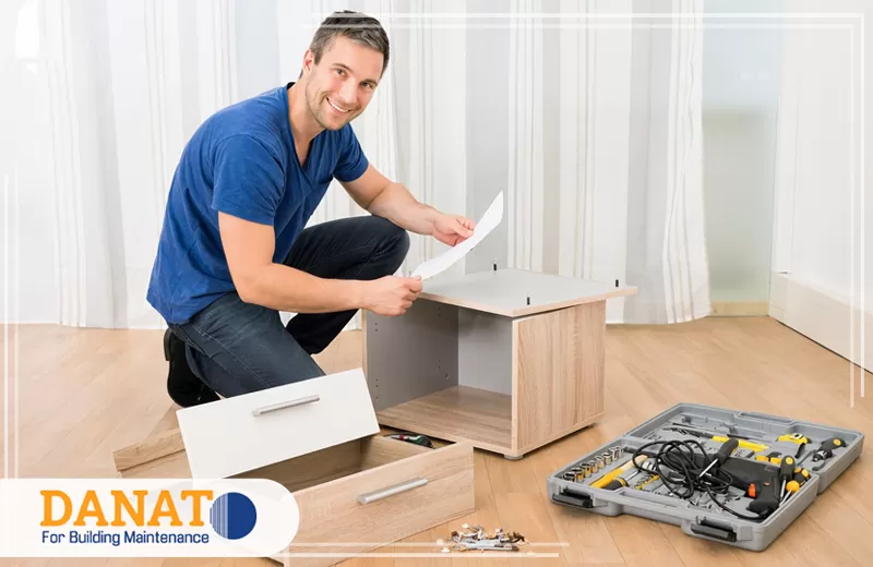 تركيب قطع الأثاث وتجميعها داخل المنزل بدقة