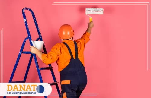 صباغ رأس الخيمة 0545248958 شركة دانات اللؤلؤ صباغ ينفذ طبقة أساس لضمان ثبات اللون وتجانس الدهان على الجدار.