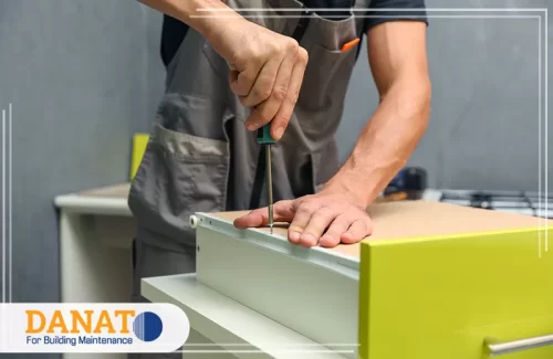 شركة فك وتركيب اثاث منزلي في الشارقة 0545248958 دانات اللؤلؤ تثبيت قطع الأثاث والمسامير بعناية ضمن خدمة شركة فك وتركيب اثاث في الشارقة.