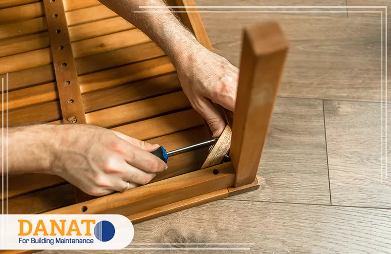 فك وتركيب اثاث منزلي في راس الخيمة 0545248958 دانات اللؤلؤ إعادة تركيب كرسي خشبي وفحص نقاط التثبيت بعناية مع شركة فك وتركيب اثاث في راس الخيمة