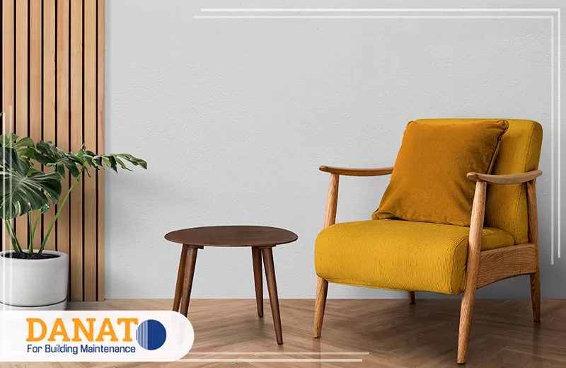 ديكور مجالس في دبي 0545248958 دانات اللؤلؤ جلسة قراءة أنيقة تضيفها شركة ديكور في دبي بكرسي خردلي وخشب طبيعي ونباتات لركن مريح وجذاب راق جدا لكم