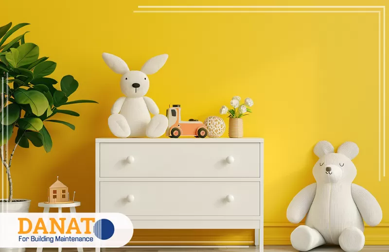 ديكور غرف في دبي 0545248958 دانات اللؤلؤ غرفة أطفال مشرقة تصممها شركة ديكور في دبي بجدار أصفر وألعاب لطيفة لتمنح المكان بهجة وأمانا يوميا آمن