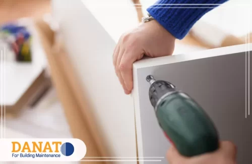شركة فك وتركيب اثاث في عجمان 0545248958 دانات اللؤلؤ فني يثبت ألواح الأثاث بالدريل بدقة ضمن خدمات شركة فك وتركيب اثاث في عجمان.