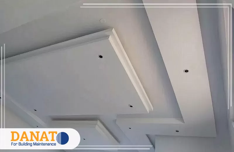 ديكور جبس بورد الشارقة 0545248958 دانات اللؤلؤ تشطب شركة تركيب جبس بورد في الشارقة سقفا أبيض متدرجا بفتحات سبوت لايت لمظهر مرتب وجذاب داخل البيت لك