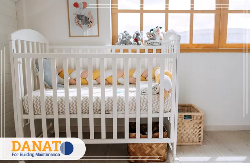 ديكور غرف اطفال في دبي 0545248958 دانات اللؤلؤ تنسيق غرفة مولود هادئة تقدمه شركة ديكور في دبي بسرير أبيض وسلال تخزين لراحة الطفل ونظام الغرفة مرتبة