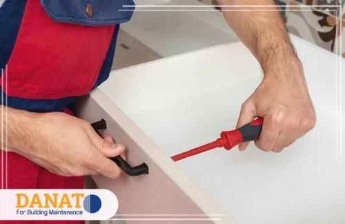 شركة فك وتركيب اثاث في عجمان 0545248958 دانات اللؤلؤ يثبت فني شركة فك وتركيب اثاث في عجمان مقابض الأثاث ويجهز القطع للنقل والتركيب.