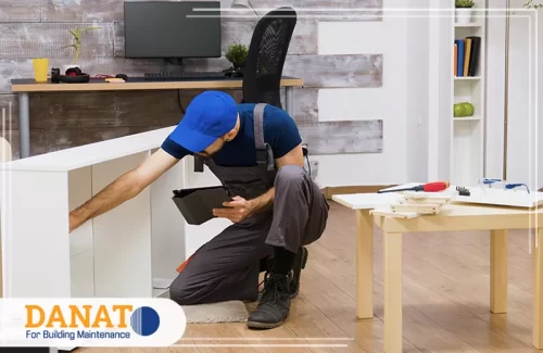 شركة فك وتركيب اثاث في الشارقة 0545248958 دانات اللؤلؤ فني يفحص تركيب الأثاث الداخلي ويتأكد من ثباته مع شركة فك وتركيب اثاث في الشارقة.