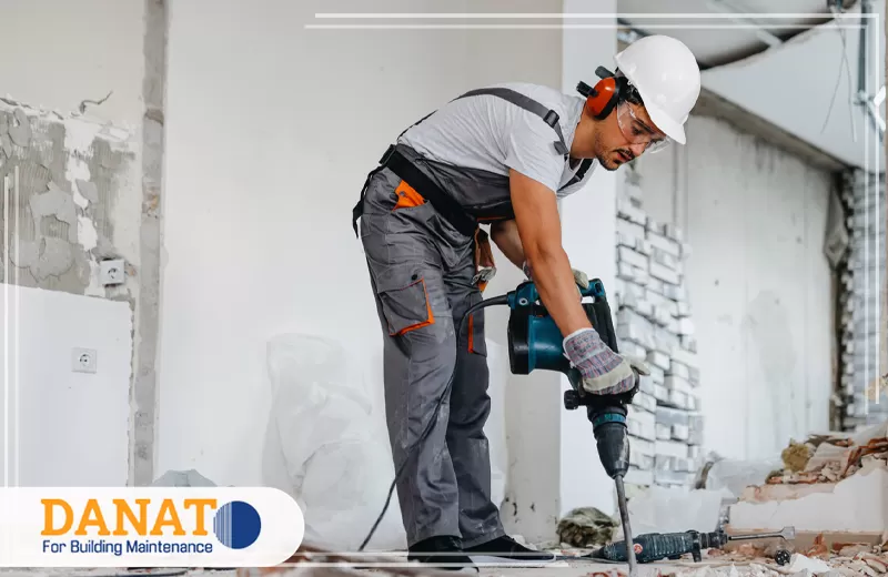 افضل شركة صيانة عامة في الفجيرة 0545248958 دانات اللؤلؤ فريق صيانة عامة في الفجيرة ينفذ أعمال التكسير والترميم بحذر لتجهيز المكان للإصلاح المتقن بأمان كامل.