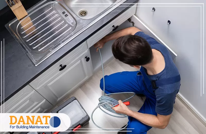 شركة معالجة الروائح الكريهة في عجمان 0545248958 دانات اللؤلؤ فني يفحص صرف حوض المطبخ ويسلك المواسير لإزالة الانسدادات والروائح الكريهة من مصدرها.