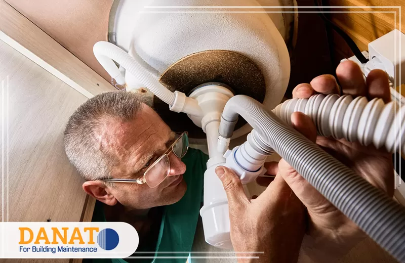 شركة معالجة الروائح الكريهة في الشارقة 0545248958 دانات اللؤلؤ فني يفحص ويوصل مواسير الصرف أسفل الحوض لمعالجة الأعطال والحد من الروائح الكريهة الناتجة عن التسرب أو سوء التوصيل.