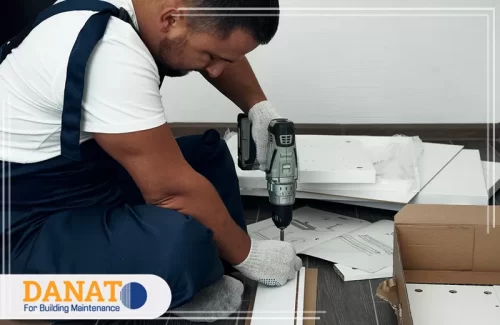 شركة فك وتركيب اثاث في دبي 0545248958 شركه دانات اللؤلؤ استخدام المثقاب لتجميع الألواح بدقة مع مراجعة مواضع التثبيت قبل الربط.